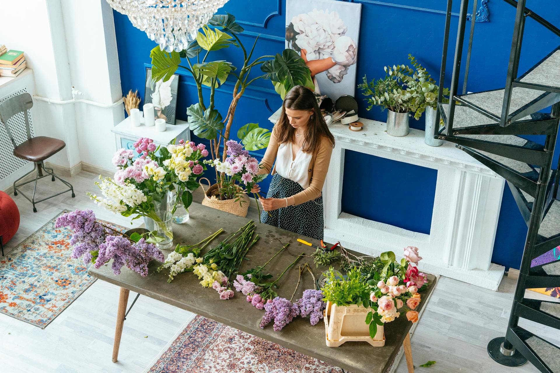 Floristin bei der Arbeit mit frischen Blumen