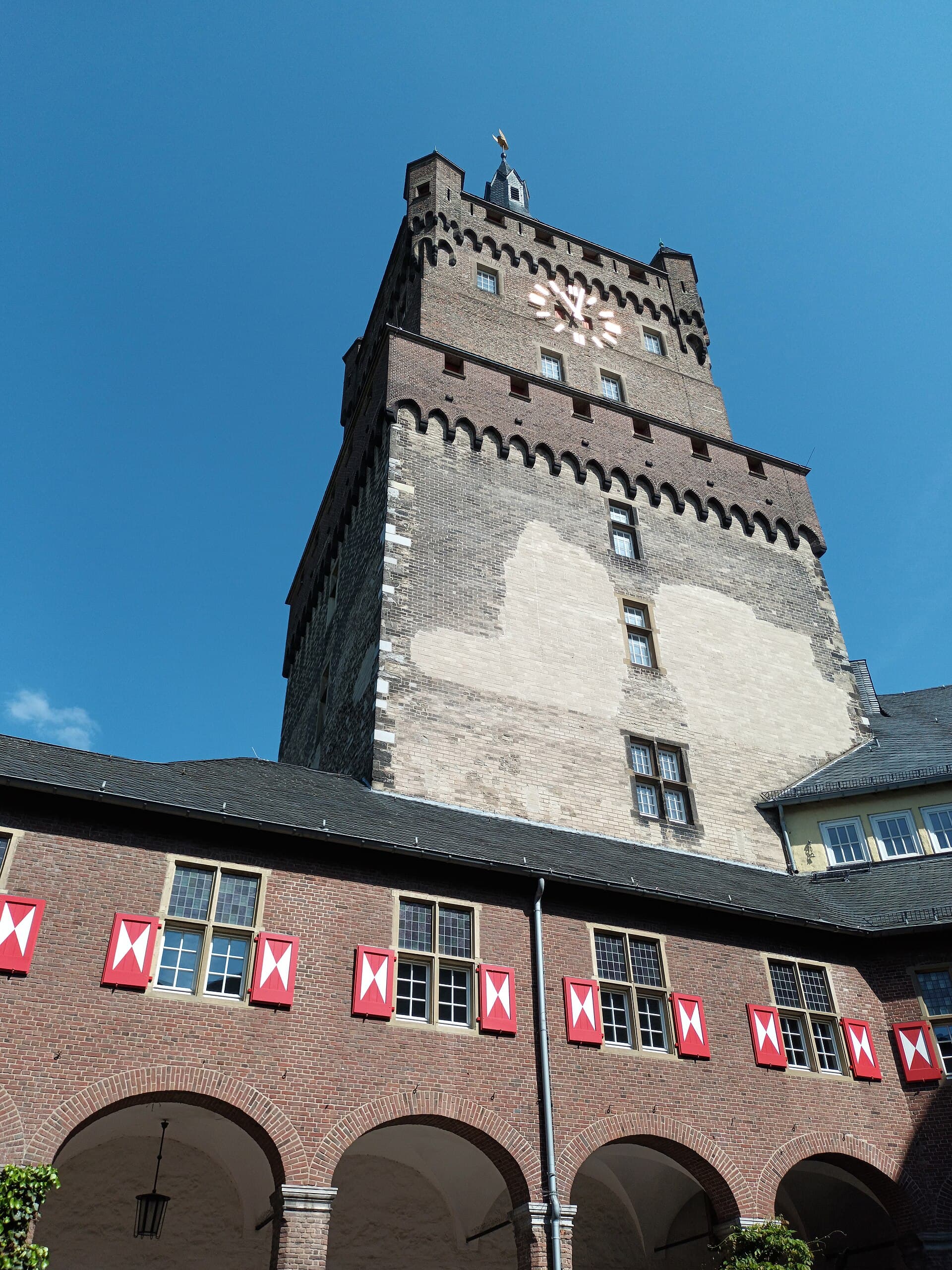 Die Schwanenburg mit ihrem markanten Schwanenturm in Kleve am Niederrhein, das Wahrzeichen der Stadt.
